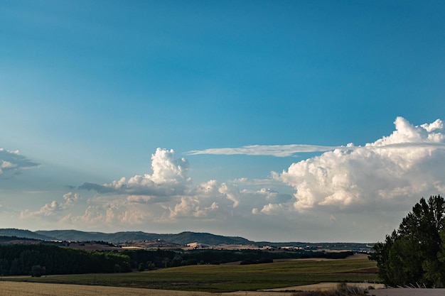 Paisaje rural con nubes y cielo azul en Cuenca España