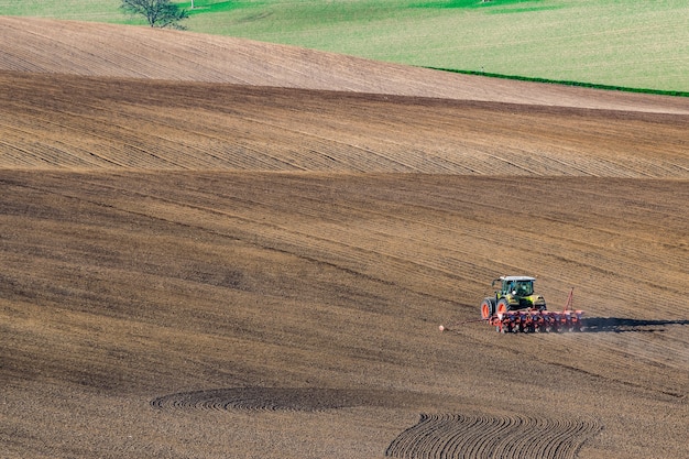 Paisaje rural con tractor operando en el campo.