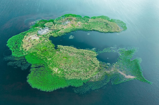 Paisaje rural de verano con el río Dnipro y una pequeña isla verde como el nuevo continente natural abstracto vista aérea de fondo