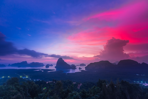 Paisaje de la salida del sol en los calzados de piedra caliza en la bahía de Phang-nga al amanecer Tailandia