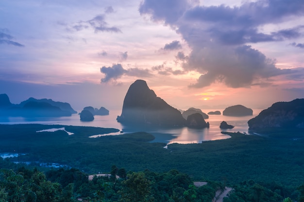 Paisaje de la salida del sol en los karsts de la piedra caliza en la bahía de Phang Nga en la salida del sol.