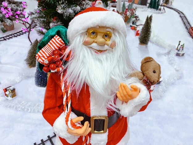 Foto paisaje de santa claus en la nieve con el ferrocarril