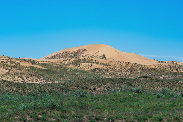 Paisaje semiárido en las inmediaciones de la duna de arena de Sarykum