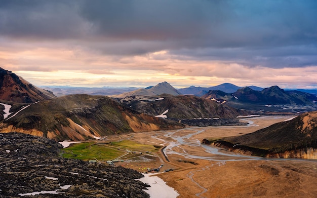 Paisaje del sendero Blahnjukur con montaña volcánica y campo de lava en las tierras altas de Islandia en Landmannalaugar en Islandia