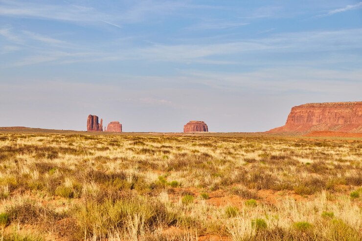 Foto paisaje sereno del desierto del suroeste con colinas de piedra arenisca roja y cielo azul