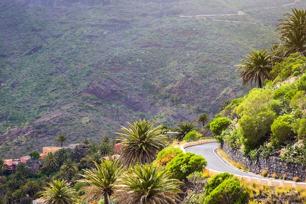 Paisaje serpenteante de montaña del desfiladero de Masca Hermosas vistas de la costa con pequeños pueblos en Tenerife Islas Canarias