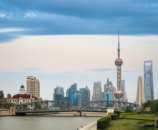 Paisaje de Shanghai del puente del jardín y el horizonte de la ciudad moderna xA