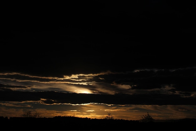 Paisaje de silueta al atardecer