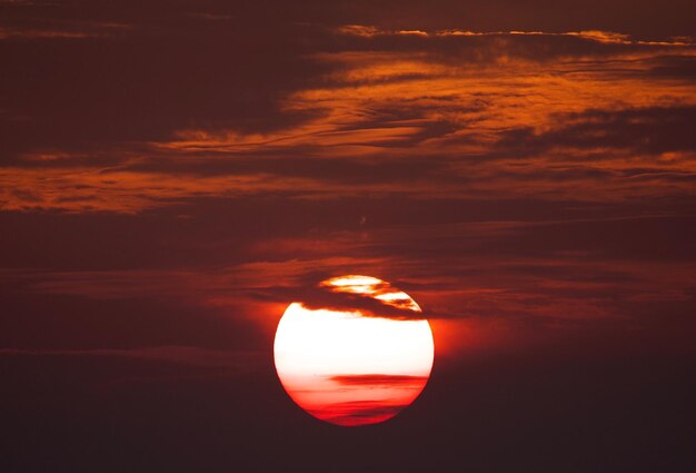 Foto paisaje de silueta contra el cielo al atardecer