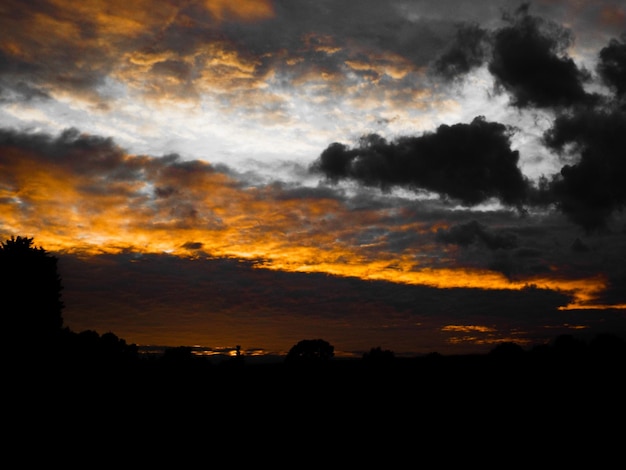 Foto paisaje de silueta contra el cielo dramático durante la puesta de sol