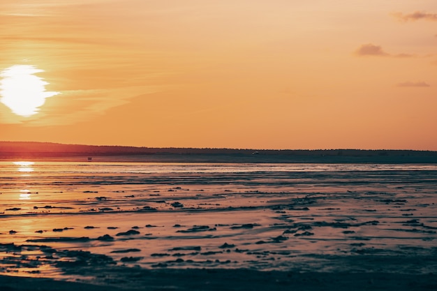 Paisaje de sol al atardecer en la playa, imagen de fondo horizontal.