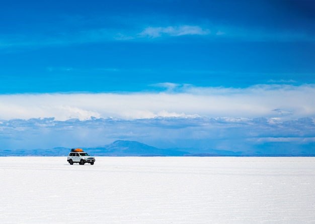 Paisaje de sol del Salar de Uyuni en Bolivia y jeep