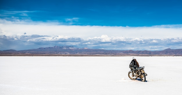 Paisaje del sol del Salar de Uyuni en Bolivia