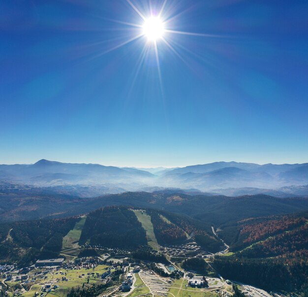 Paisaje soleado de la montaña de los Cárpatos