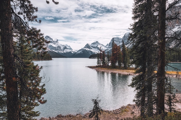 Paisaje de Spirit Island en el lago Maligne en el parque nacional Jasper