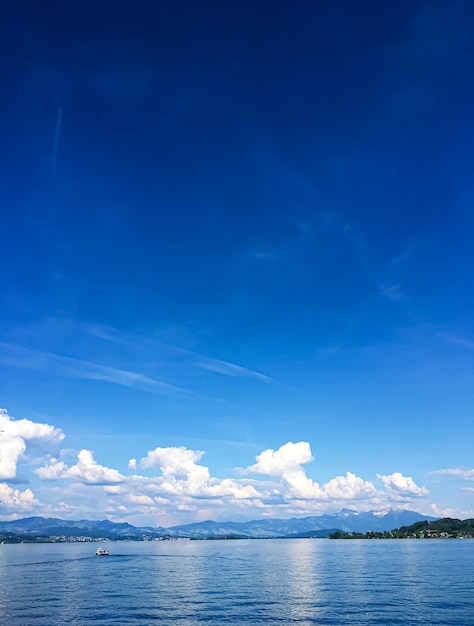 Paisaje suizo idílico vista del lago zurich en richterswil suiza montañas agua azul de zuric ...