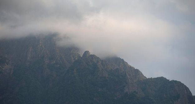 Paisaje surrealista atmosférico oscuro con una montaña rocosa oscura