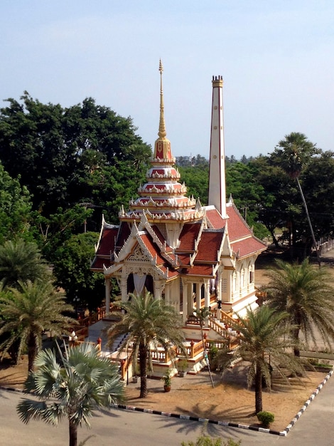Paisaje tailandés con templo budista de Phuket Wat Chalong. Wat Chaiyathararam, lugar turístico de Tailandia