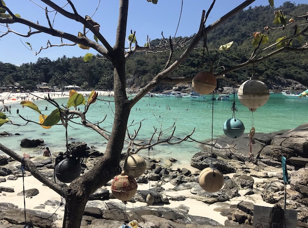 Paisaje en Tailandia. La foto muestra agua de mar y montañas.