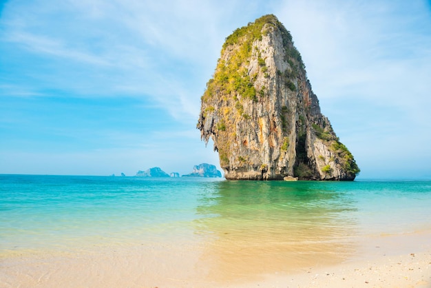 Paisaje de Tailandia con mar tropical cerca de la playa de arena y la isla rocosa en primer plano y en el horizonte