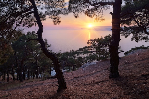 Paisaje de la tarde con una hermosa puesta de sol sobre el cabo del mar. Crimea, Ucrania, Europa