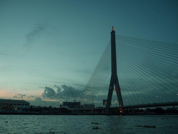 Paisaje de la tarde del puente de Rama 8 en el río de Chao Pra Ya en Bankgkok Tailandia.