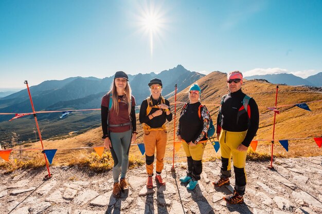 Foto paisaje de las tatras montañosas vista desde la cresta de los tatras de polonia caminata desde el pico kasprowy wierch hasta el pico gievont vista sobre zakopane y el valle de ticha