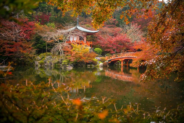 Paisaje del templo Daigoji con arces coloridos en otoño Kioto Japón