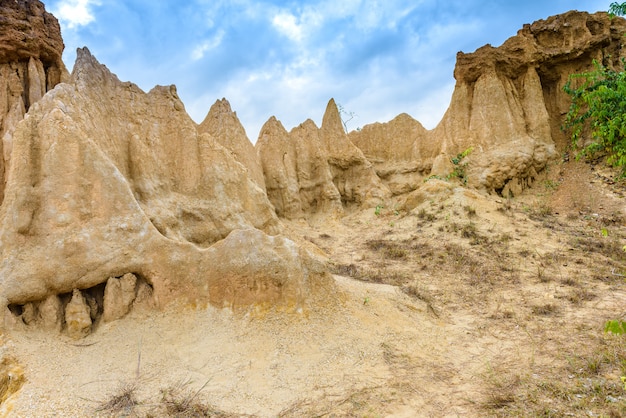 Paisaje de texturas del suelo erosionado pilares de arenisca.