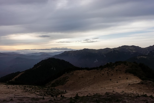 Paisaje en tiempo de la tarde en las montañas hermosas Rumania