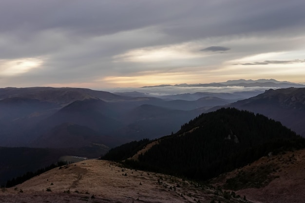 Paisaje en tiempo de la tarde en las montañas hermosas Rumania