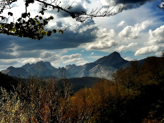 Paisaje tipico de los Picos de Europa com sus altas montanhas e valles profundos