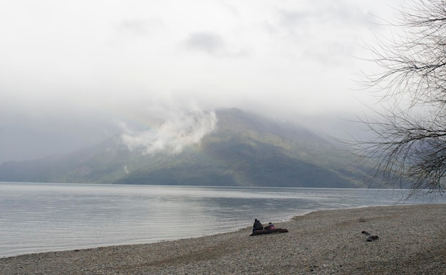 paisaje típico de la Patagonia personas en las orillas de un lago