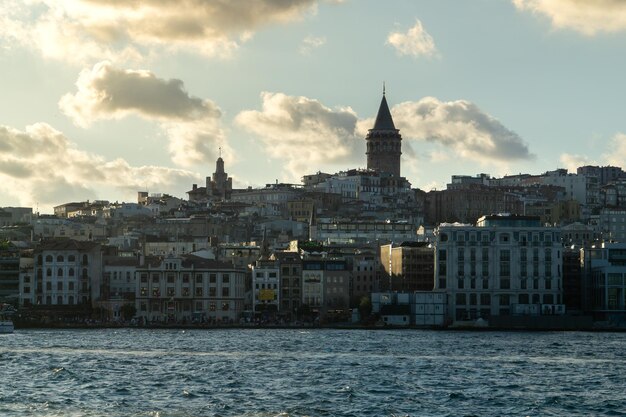 Paisaje de la torre de galata al atardecer en Estambul Turquía