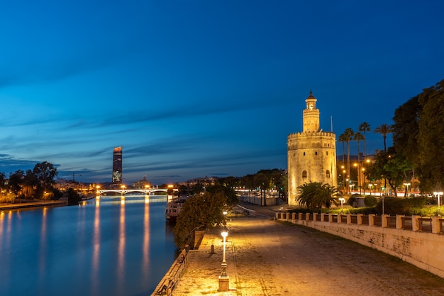 Paisaje de la torre de oro y el río Guadalquivir en Sevilla a la hora azul.