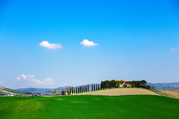 Paisaje de Toscana con casa antigua y cipreses en día soleado. provincia de Siena. Toscana, Italia