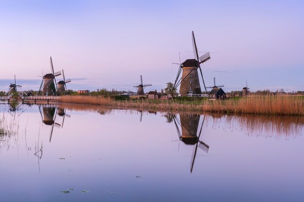 Paisaje tradicional de Holanda con molinos de viento y canales, Kinderdijk