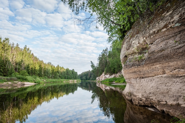 Paisaje tranquilo con afloramientos de río Gauja y arenisca blanca (Sietiniezis). Parque Nacional Gauja. Letonia Báltico.