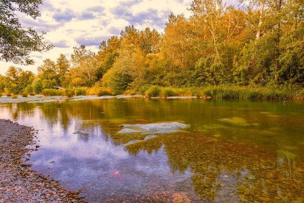 Paisaje con un tranquilo río poco profundo.