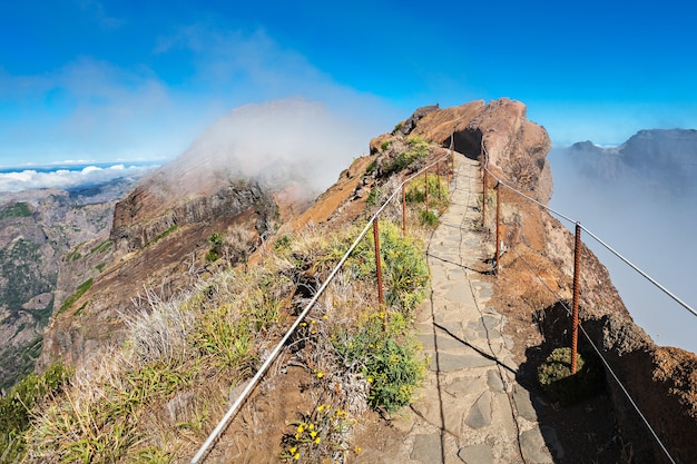 Paisaje de trek Pico do Arieiro a Pico Ruivo, isla de Madeira, Portugal