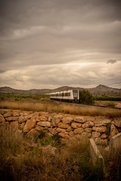 Foto paisaje de un tren cruzando la montaña.