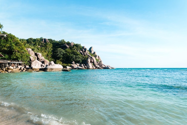 Paisaje tropical de playa y mar de verano