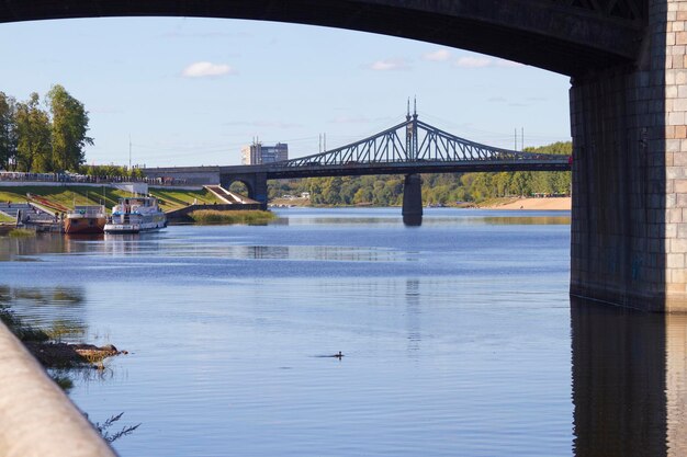 Paisaje de Tver y Volga en un día soleado de verano