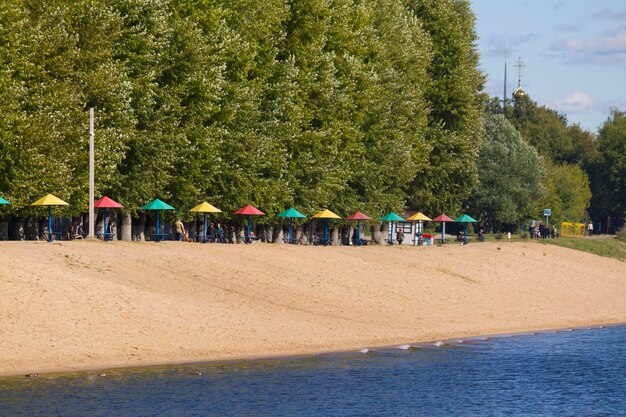 Paisaje de Tver y Volga en un día soleado de verano