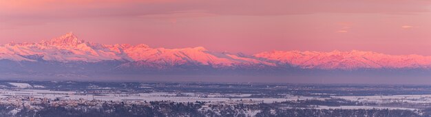 Paisaje único de la cordillera nevada de gran altitud en Piamonte, Italia. Pico de la montaña Mon Viso. Épica luz del amanecer en invierno, cielo espectacular.