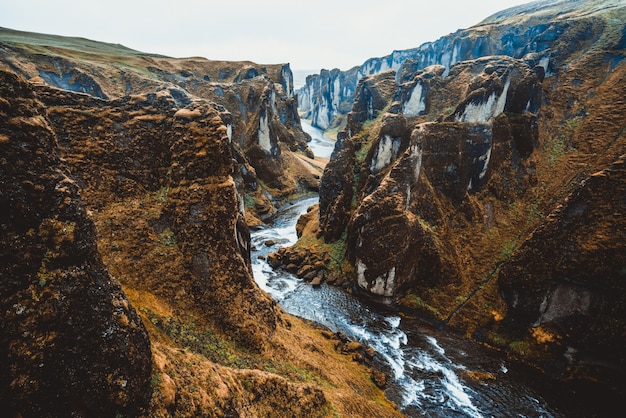 Paisaje único de Fjadrargljufur en Islandia.