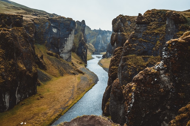 Foto paisaje único de fjadrargljufur en islandia.