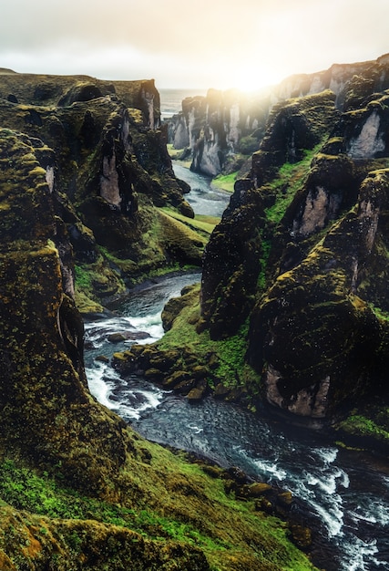 Paisaje único de Fjadrargljufur en Islandia.