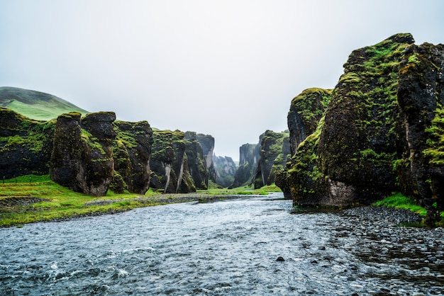 Paisaje único de Fjadrargljufur en Islandia.