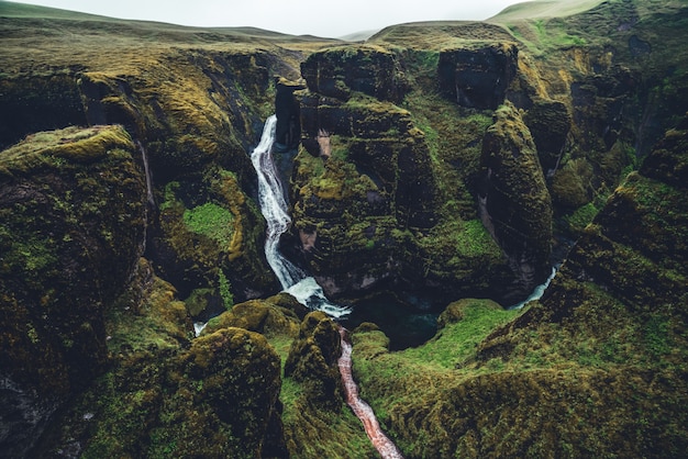 Paisaje único de Fjadrargljufur en Islandia.